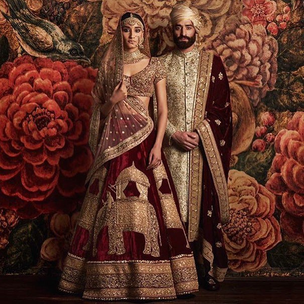 1. Mariage indien: il peut durer plusieurs jours et pour chacun d'eux, il y a un type d'habillement spécifique; le rouge, en particulier, est considéré comme de bon augure.