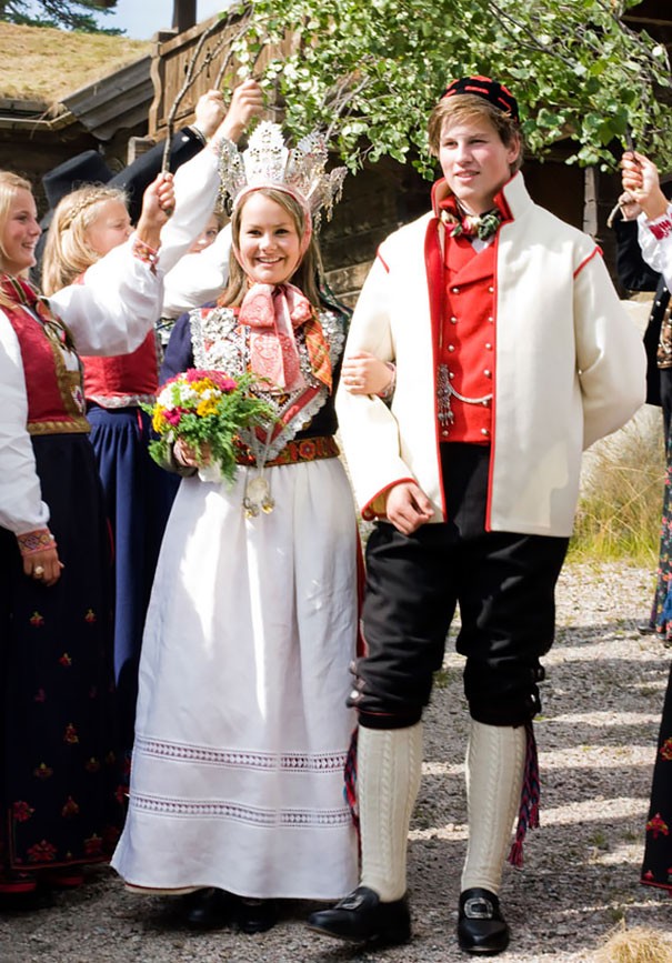 13. In Noorwegen draagt men kostuums die hun wortels vinden in de 'bunad' een traditionele klederdracht met sieraden, doeken en sjaals.