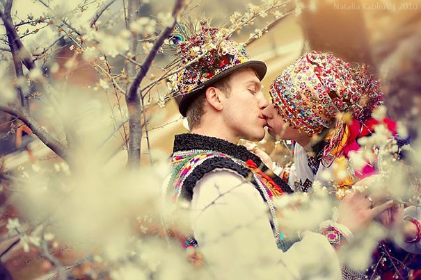 3. Les mariages dans le groupe ethnique des Hutsuli (Ukraine) prévoient une tenue colorée et des fêtes très animées, pleines de chants, de danses et de jeux.