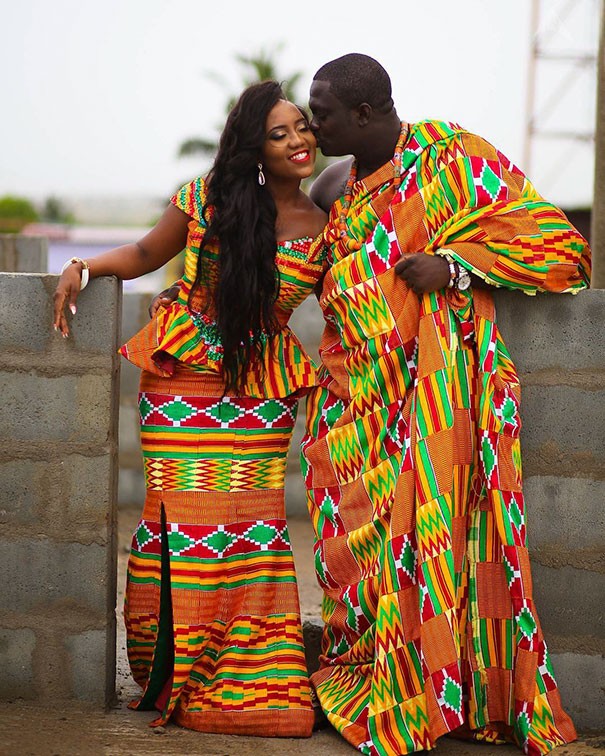 4. Le tissage de l'habit de cérémonie au Ghana est très coloré, mais la particularité est que chaque famille en a une à elle.
