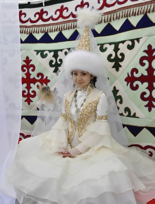 5. Kazakse bruiden beginnen al ver voor het huwelijk aan het maken van de traditionele hoed. Ieder heeft een hoed die de persoonlijkheid en de manier van leven weerspiegelt.
