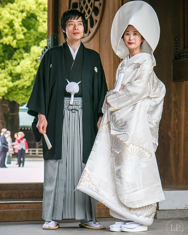 6. Tijdens de bruiloft draagt de Japanse bruid traditionele witte kledij, dat staat voor zuiverheid. Is de ceremonie achter de rug, dan wordt wit vervangen door het populaire rood!