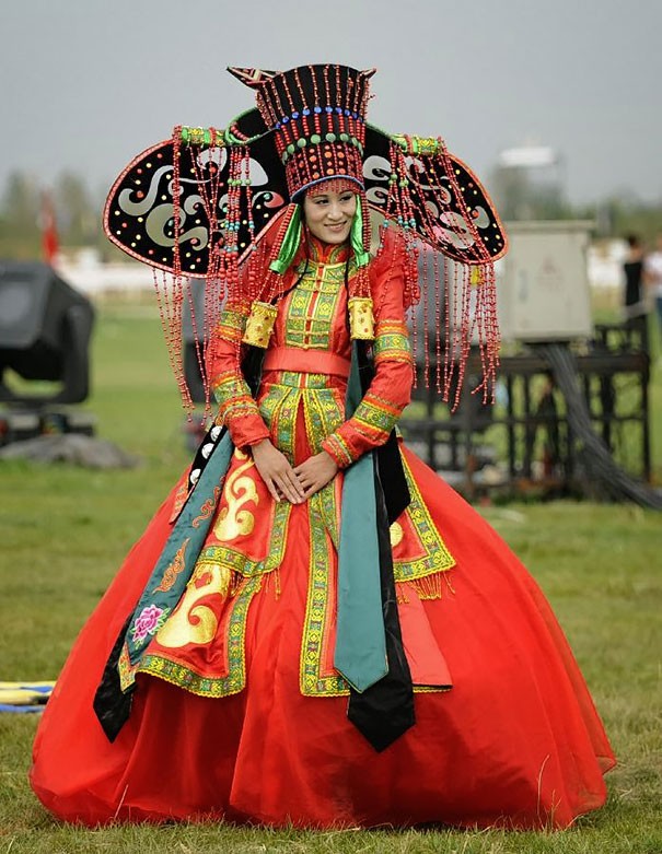 8. Al eeuwenlang dragen Mongoolse bruiden de 'deel,' een kleurrijke jurk vol motiefjes. Er is ook een mannelijke versie.