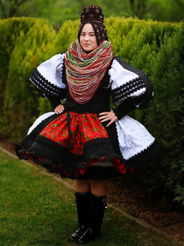 9. In de Oaş-regio in Roemenië kleden vrouwen zich zo.
