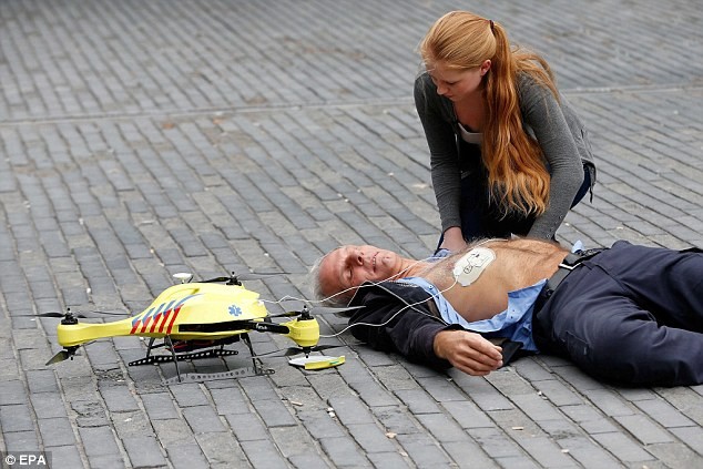 Le " drone ambulance " coûte environ 19 000 $ et est capable de voler à une vitesse de 100 kilomètres par heure .