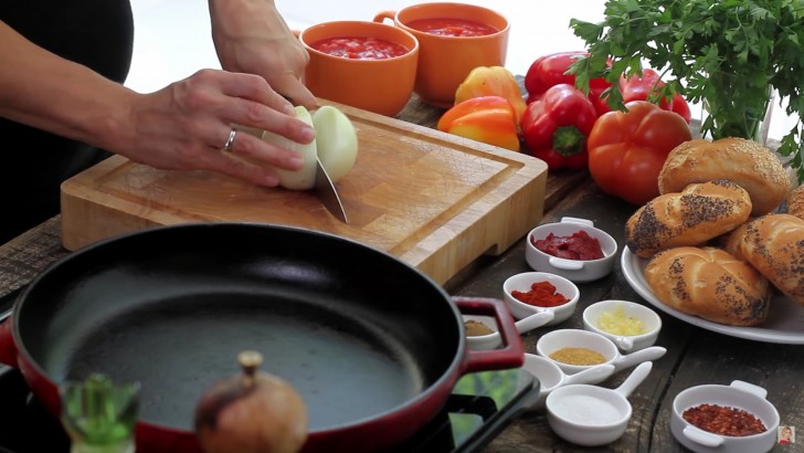 Comienza a cortar la cebolla. Ponerla en un sarten antiadherente y una vez transparente agregar el aceite.