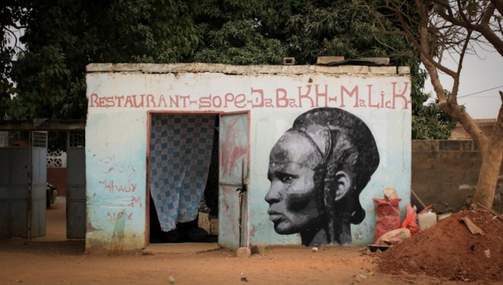 2015 hat ein französischer Straßenkünstler, YZ, der im Senegal malte, eine Hommage an diese Frauen kreiert…