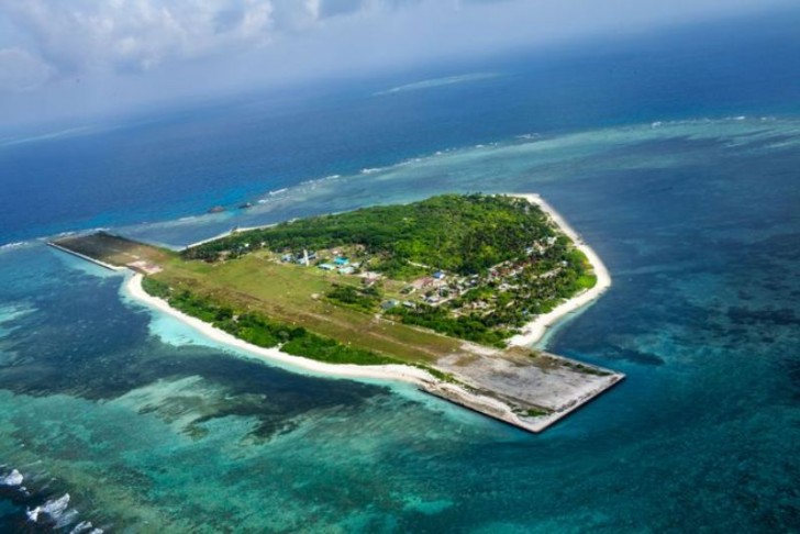 Questa è una panoramica aerea dell'isola: fa parte dell'arcipelago delle Isole Spratly, situato nel Mare Cinese tra le coste del Vietnam e delle Filippine.