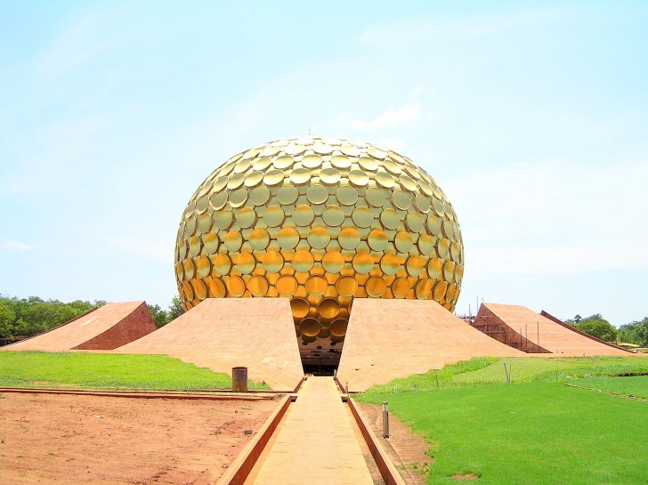 Auroville è stata inaugurata nel 1968 da hippy con a capo Mirra Alfassa, seguace del filosofo Sri Aurobindo.