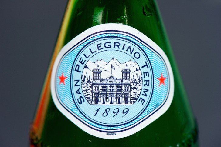 L'étiquette emblématique datant de 1899 représente le casino Art Nouveau Casino des Termes, avec les Alpes dans le fond.