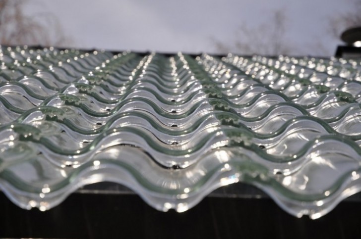 The characteristic shape of these tiles makes it possible to capture sun rays more efficiently than with solar panels because the curved shape of solar tiles is able to receive sun rays from different directions.