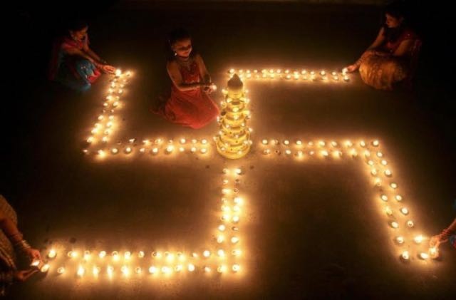 Simbolo dell'induismo, viene ricreata durante la festa indiana Diwali, in cui il bene vince sul male.
