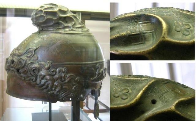 Elle est aussi clairement visible sur les anciens casques macédoniens.