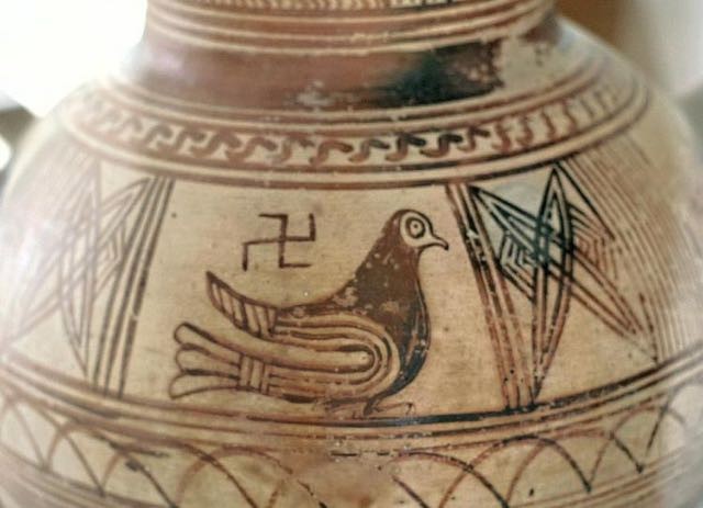 Sur cette amphore trouvée dans l'ancienne Théra, l'actuel Santorin, le symbole apparaît à côté d'une colombe.