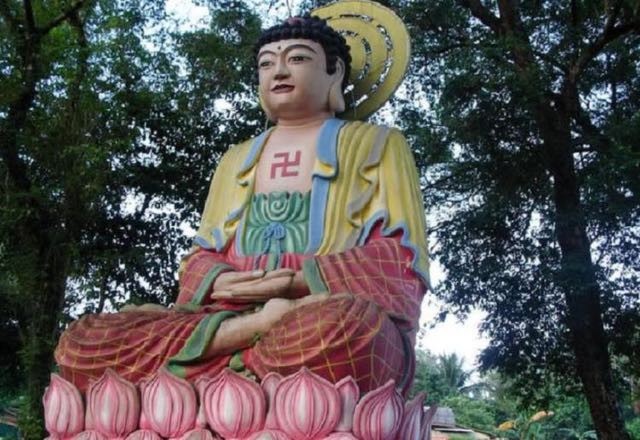 Nel Buddismo cinese significa "infinito" e viene raffigurata sul petto delle statue, all'altezza del cuore.