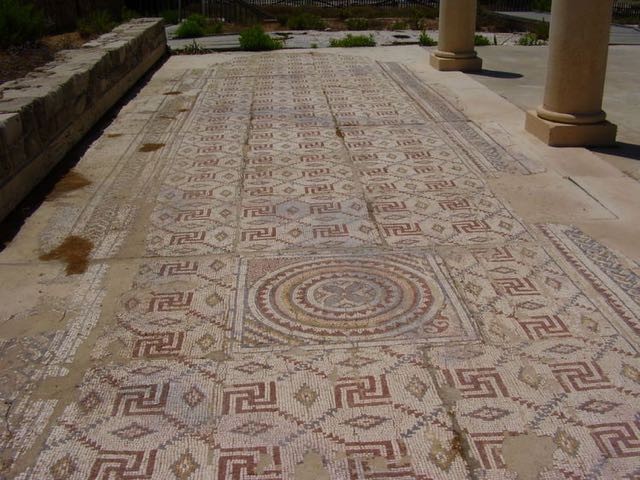 E' stata ritrovata anche su pavimenti di chiese bizantine, in Israele...