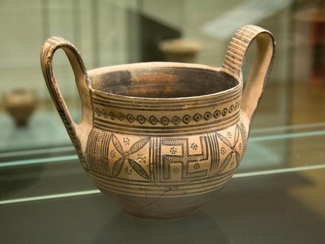 Essendo una croce greca, non poteva non trovarsi anche su ceramiche greche, questa datata 760 A.C.