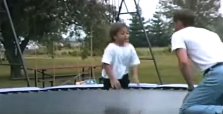 A la edad de 7 años ha comenzado a entrenarse para convertirse en una campeona: comenzo a ejercitarse junto al papa sobre el trampolin elastico y en poco tiempo ha superado la espectativa de cualquiera.