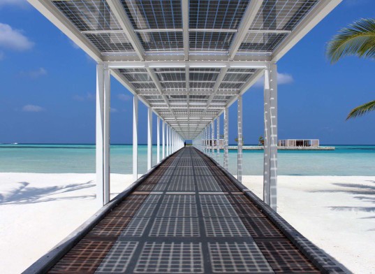 Il fattore rivoluzionario è l'utilizzo dei pannelli solari come elemento di design della maggior parte delle strutture del resort.