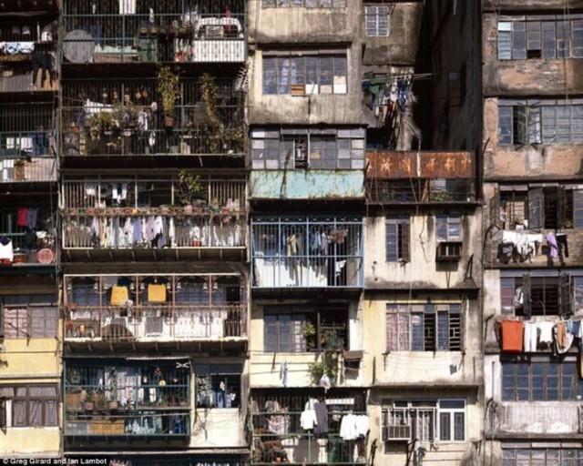 Pendant la Seconde Guerre mondiale, Hong Kong a été occupée par les Japonais qui ont rasé les murs d'enceinte de Kowloon.