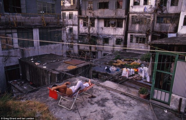 Rapidement, Kowloon est devenue un bidonville où on construisait sans le moindre respect des normes urbaines.