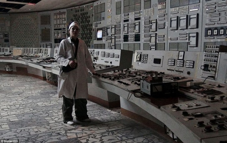 La donna condivide i video girati nella città di Chernobyl sul suo canale Youtube in cui si possono trovare anche altri filmati dei suoi esperimenti imprudenti.