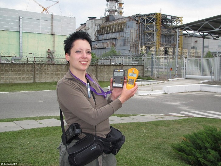 Se mueve siempre en compañia de sus dispositivos de medicion de radiacion: gracias a los datos recogidos alrededor del mundo, puede confirmar la falsta peligrosidad de la ciudad de chernobyl.
