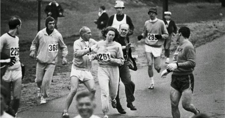 Après que son entraîneur lui ait dit que courir un marathon entier serait trop pour une «femme fragile» , Kathrine Switzer, en 1967, s'est entrainée et a fini le marathon de Boston où les femmes n'étaient pas autorisées.