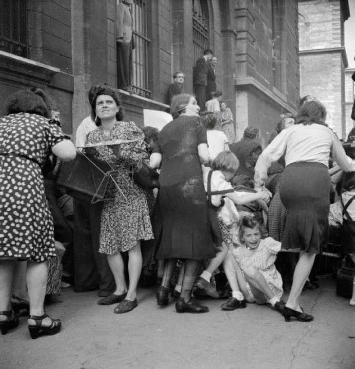 Donne parigine proteggono i bambini dagli spari dei cecchini tedeschi (1944).