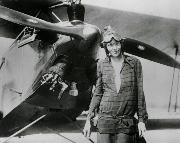 L' aviatrice Amelia Mary Earheart, photographiée en 1928 , peu de temps après avoir survolé toute seule l'océan Atlantique.