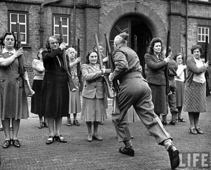 Un groupe de femmes appartenant à la Garde nationale britannique (Women's Home Défense) participe à une formation militaire .