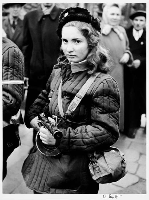 Erika, quindicenne ungherese che prese parte ai combattimenti durante l'insurrezione ungherese del 1956. La rivoluzione scaturì da una protesta degli studenti contro la presenza sovietica nel Paese.