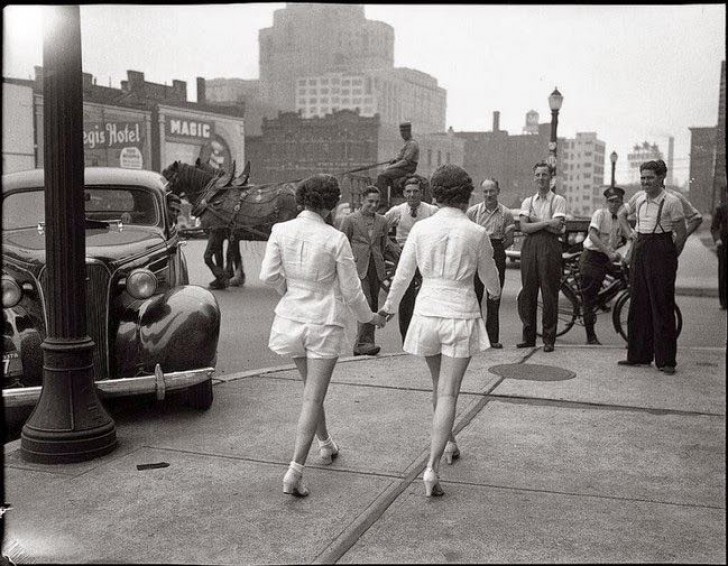 Deux jeunes filles qui se promènent jambes nues dans les rues de Toronto . C'était en 1937 et comme vous pouvez le voir, ça ne passe pas inaperçu.