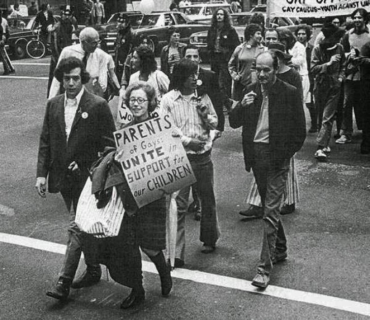 Jeanne Manford participe avec son fils à la Gay Pride de New York après avoir été victime d'une agression homophobe (25 Juin 1972) .