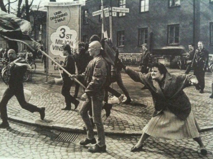 Una donna svedese, superstite dei campi di concentramento, colpisce con la borsa un neo-nazista durante una manifestazione (1985).