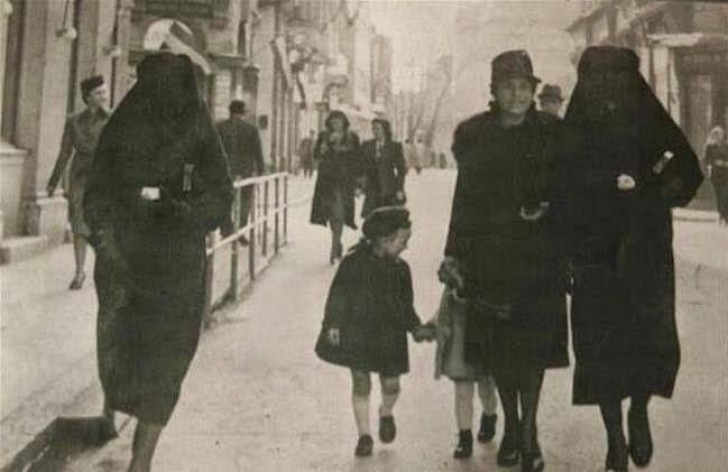 Una donna musulmana protegge l'amica ebrea coprendo col suo velo la stella di David cucita sulla sua giacca (Sarajevo, 1941).