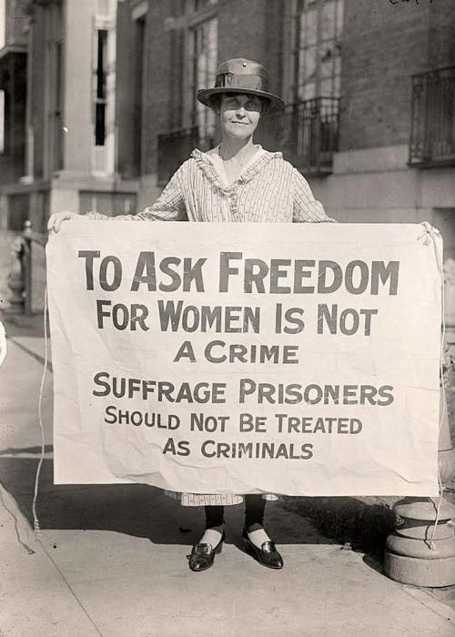 Una suffragetta americana in protesta dopo che un gruppo di attiviste fu barbaramente picchiato dalla polizia per aver manifestato per ore davanti alla Casa Bianca (1917).