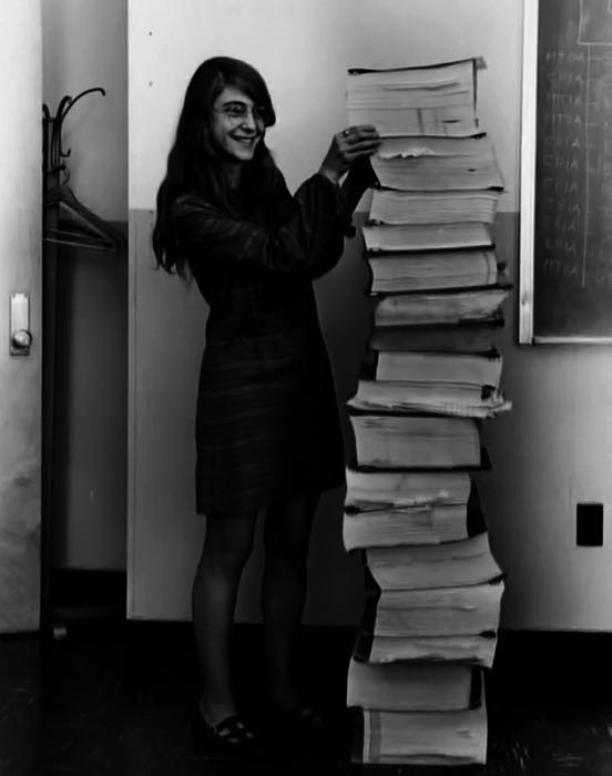 Margaret Hamilton, ingénieur informatique, dans les années 60, elle a dirigé l'équipe qui a développé le logiciel utilisé ensuite pour les opérations de débarquement sur ​​la Lune qui a eu lieu en 1969 avec l'opération d'Apollo 11.