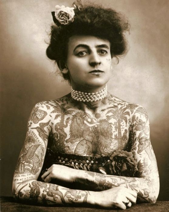 L'artiste de cirque Maud Wagner fût la première femme tatoueur des Etats-Unis (photo de 1907 ) .