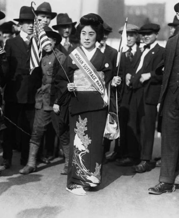 Le 27 Octobre 1917 environ 20.000 militantes se réunissent à New York pour demander le droit de vote ; parmi elles, il y avait l'activiste et actrice japonaise Komako Kimura .