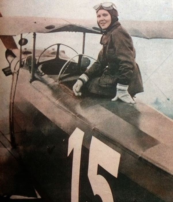 À seulement 23 ans, Sabiha Gökçen a été la première aviatrice à piloter un avion de combat turc (1937 ) .