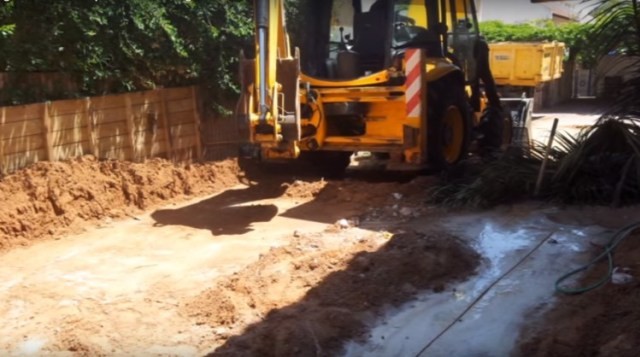 2) Gräva: med hjälp av en maskin så grävde de hålet för poolen.