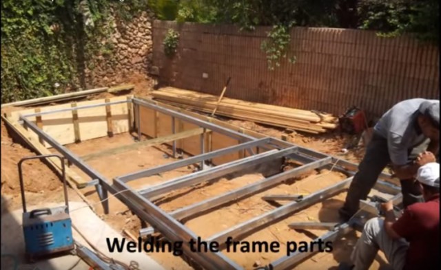 4) Construccion de la rejilla de acero: el panel cubierto de hierba se encuentra en los rieles de manera que se deslice hacia atrás y adelante en la piscina de abajo.
