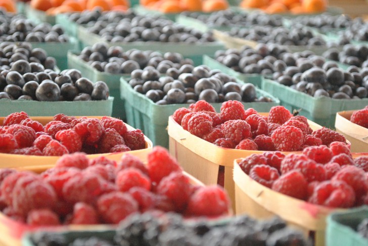 I frutti di bosco spesso sono venduti in confezioni intelligenti: conservateli in frigo nello stesso modo in cui li acquistate per farli durare più a lungo.