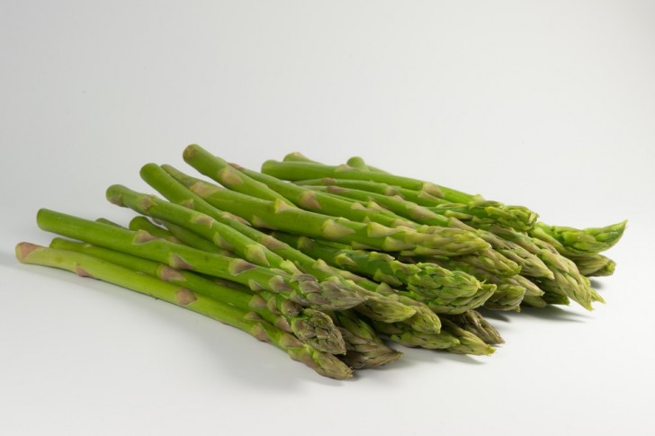 Mettete gli asparagi in un bicchiere d'acqua, come fosse un mazzo di fiori, poi coprite le punte con una busta di plastica. Ora potete metterli in frigo e mantenerli croccanti!