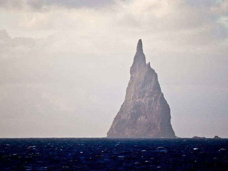 La pyramide Bal semble un imposant château venant des profondeurs de l'océan, c'est en réalité une partie d'un volcan émergé il y a 8 millions d'années!