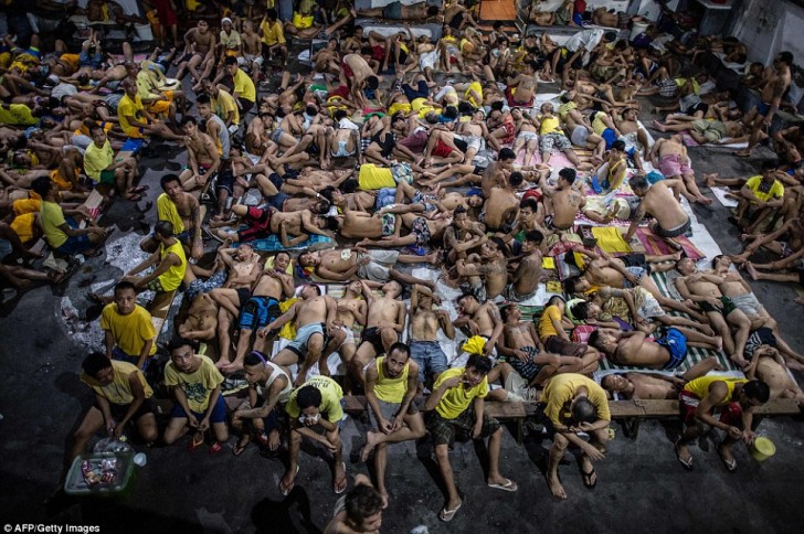 In Quezon slapen de gevangenen op de grond omdat er niet genoeg plaats is voor iedereen.