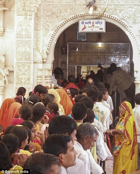Jeden Tag kommen zahlreiche Besucher in den Tempel und stellen sich in kilometer langen Schlangen an.