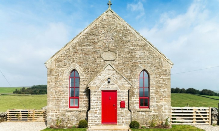 Une équipe d'architectes transforme une petite église du 19e siècle en une maison de vacances de rêve - 2