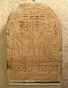 Thoutmosis III, cependant, n'était qu'un enfant, et ainsi Hatchepsout devint la reine. Après sept ans, cependant, elle a fait quelque chose d'inattendu: elle a pris les pleins pouvoirs d'un pharaon.